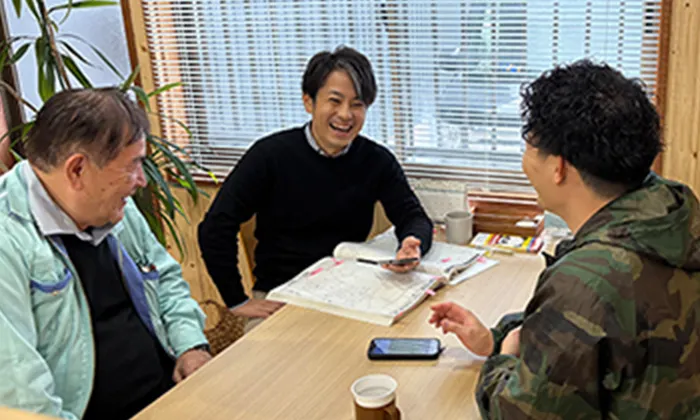 複数の人がテーブルを囲んで打ち合わせをしている様子。契約と仕様の打合せ