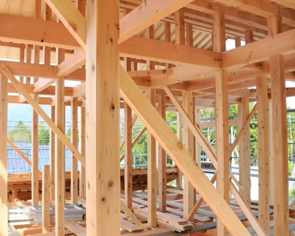 建設中の木造建築の骨組み（柱・梁・筋交い）
