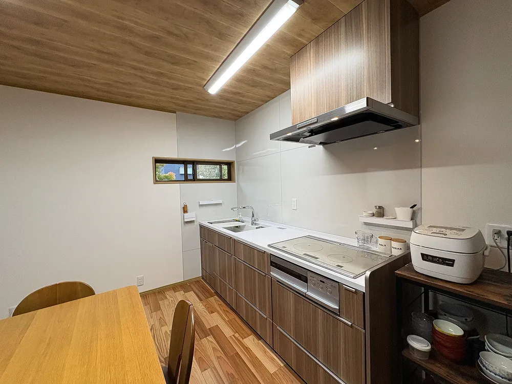 木目調のモダンなキッチンとダイニングスペース