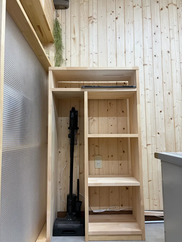 木製の棚が写る2枚の写真（左は空の状態、右は本やファイルで満たされた状態）