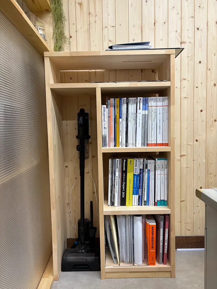 木製の棚に本やファイルが並べられた収納の様子