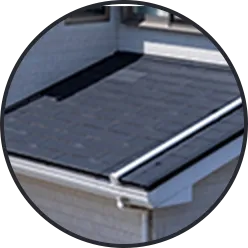 ダークグレーの屋根面と白い雨どいのクローズアップ（屋根）