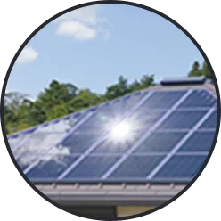 住宅の屋根に設置された太陽光パネルと青空（太陽光発電）