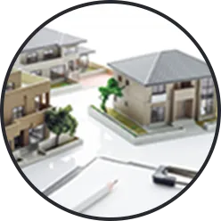 テーブル上のミニチュア住宅模型と設計図、ペン（不動産）