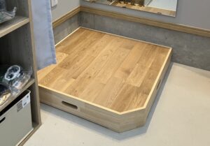 フィッティングルームに踏み台を作成しました🪜